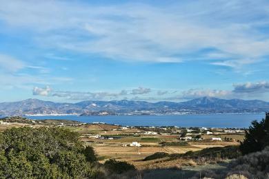 Paros,  belle parcelle 12238 m²  avec vue sur la mer et les coll