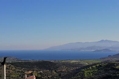 Terrain avec d'excellentes vues, aux confins de Lefkes